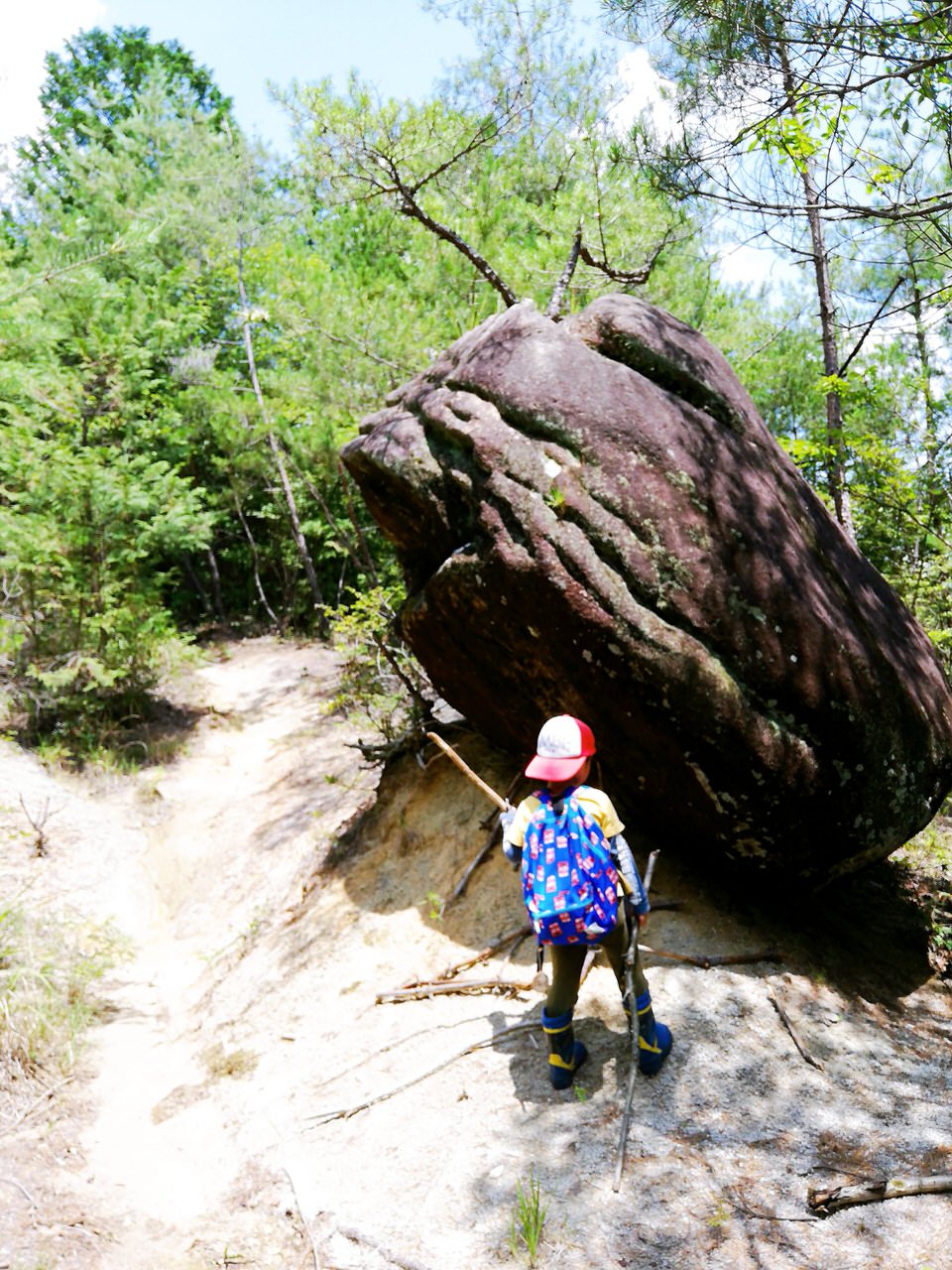 紅岩手前の巨大な岩
