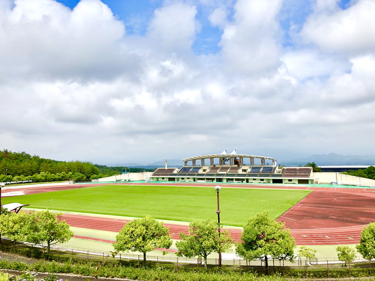 中津川公園競技場を斜め上から見た景色