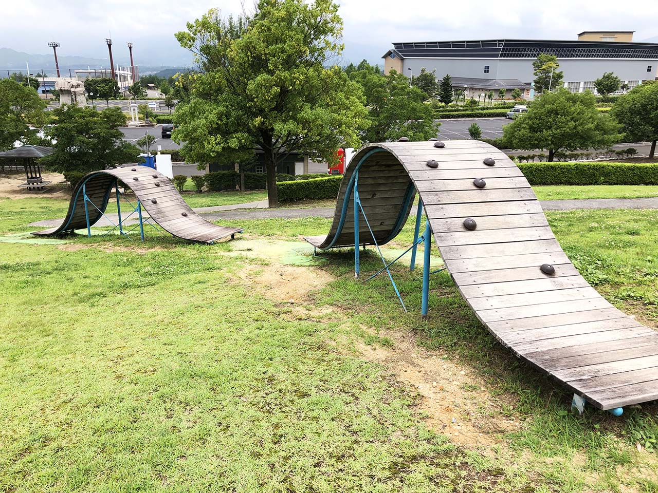 子供と遊ぶ公園中津川市の中津川公園の遊具広場